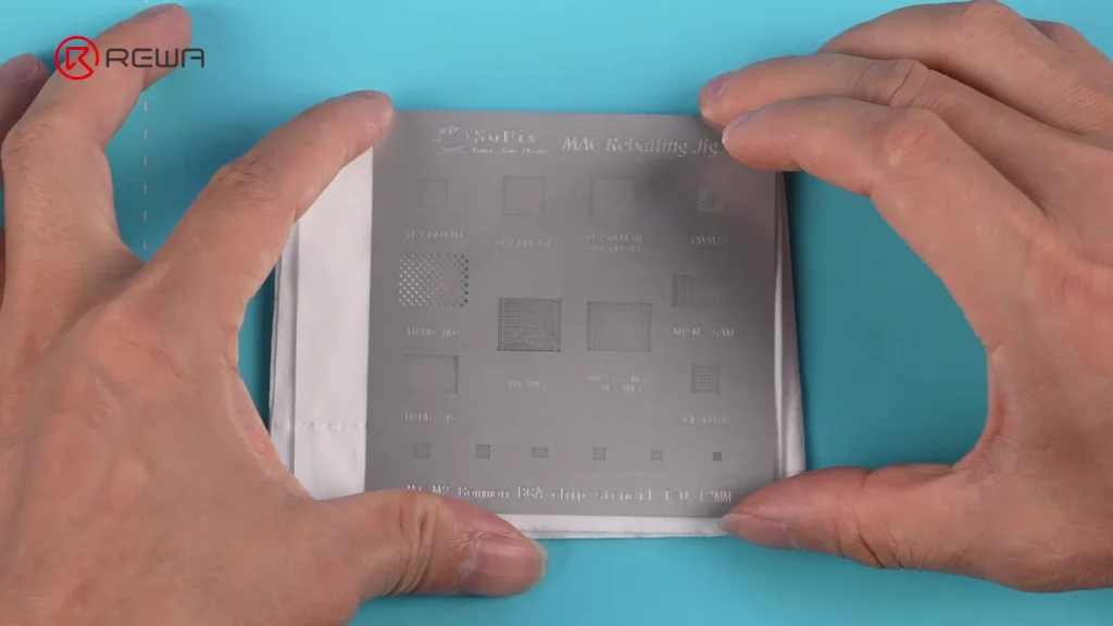 Il wifi del macbook non si accende? Guida professionale alla sostituzione del chip wi-fi sui macbook serie m stencil di saldatura con chip