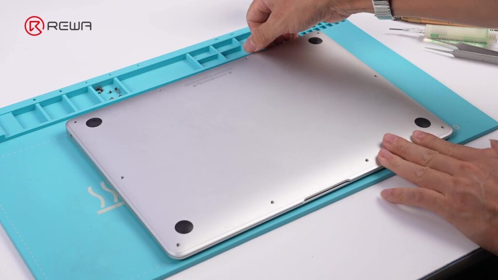 enlever le couvercle arrière du macbook