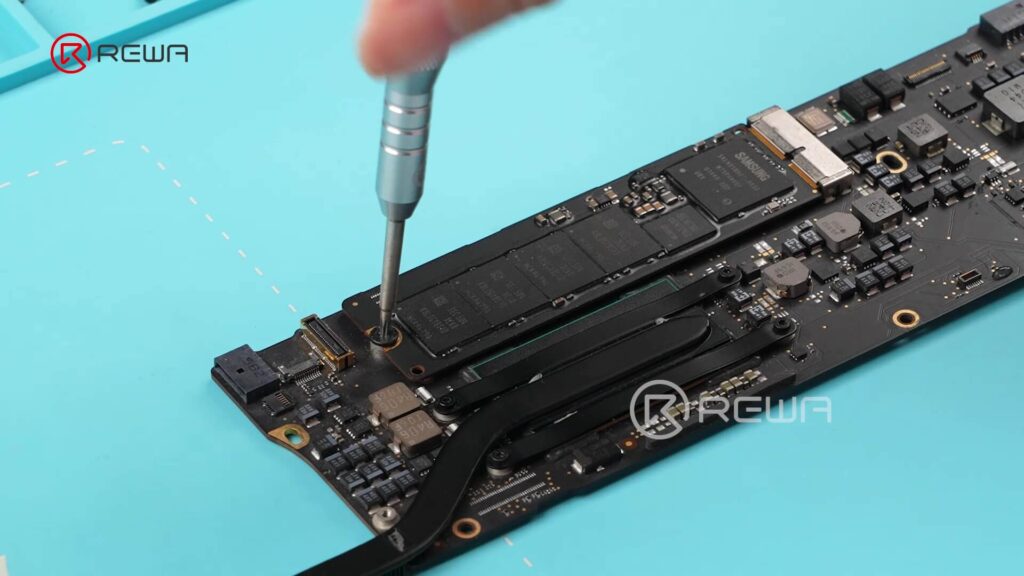 dévisser pour enlever le ssd du macbook