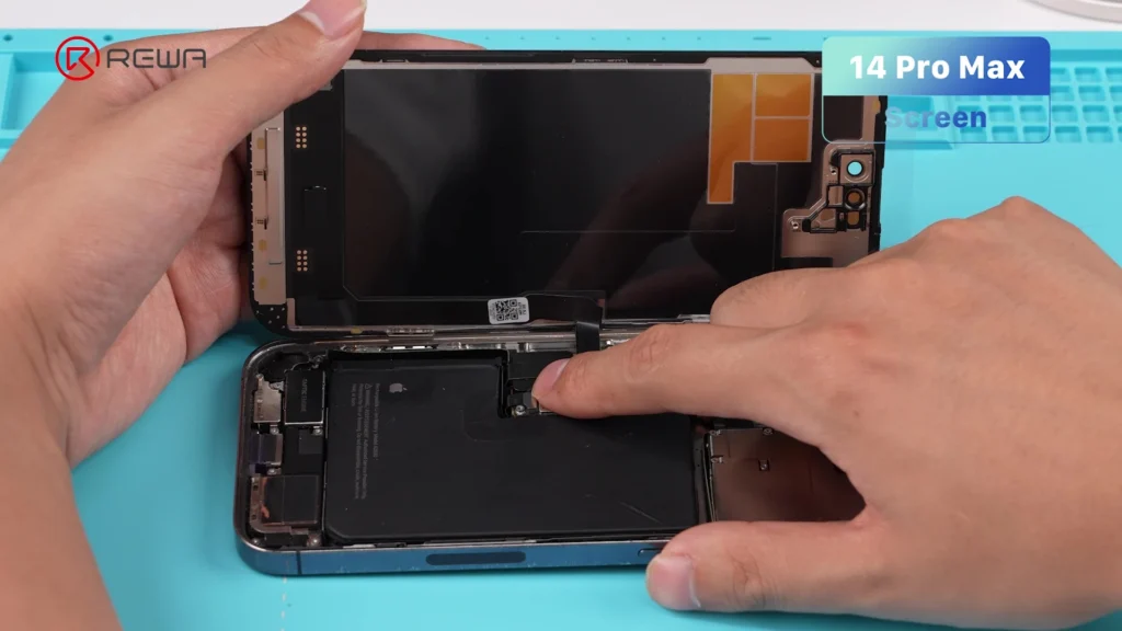 dos manos sosteniendo un iPhone y reparándolo