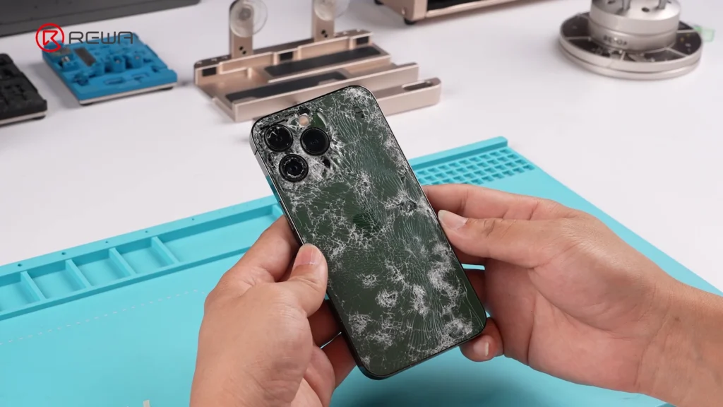 restauramos un iPhone 13 Pro gravemente dañado (historia completa de la reparación) iPhone 15 Pro dañado