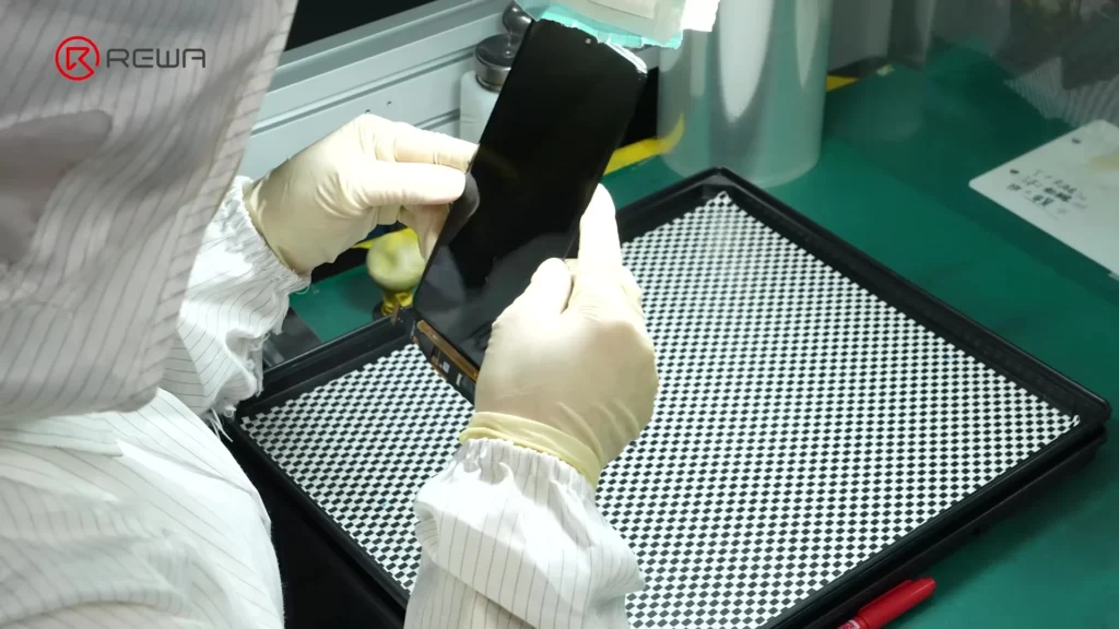 Un trabajador está inspeccionando una pantalla de posventa Samsung. 