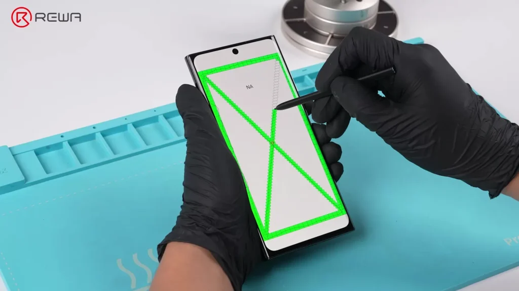 la evolución de las pantallas de repuesto Samsung: de LCD In-cell a OLED avanzados 1:1 Técnico usando un S Pen para realizar una prueba de sensibilidad táctil en una pantalla OLED Samsung del mercado de accesorios