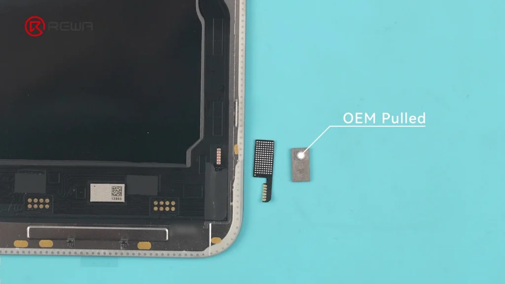 Ein kleiner rechteckiger Chip mit der Aufschrift „OEM Pulled“ neben einer iPhone-Bildschirmbaugruppe