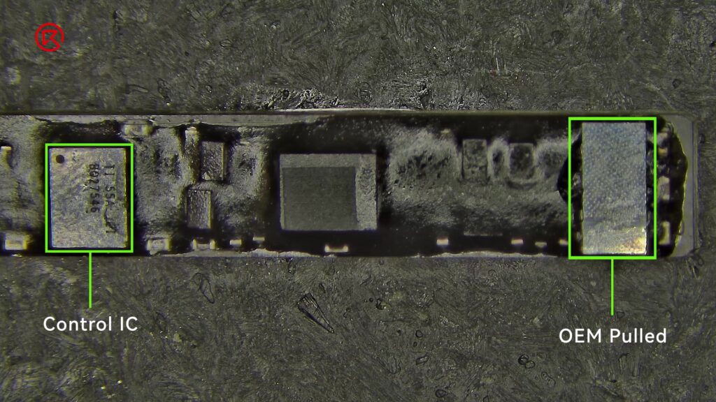 Placa BMS que muestra el circuito integrado de control (Control IC) y el circuito integrado de autenticación extraído de equipo original (OEM Pulled authentication IC)